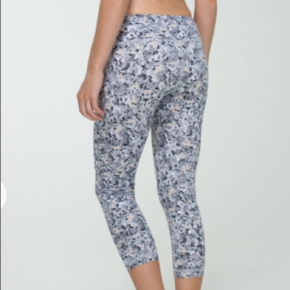 🍋Lululemon Wunder Under Sz 8 Crops - Picture 2 of 5